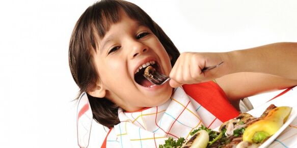lapsi syö vihanneksia ruokavaliolla, jolla on haimatulehdus