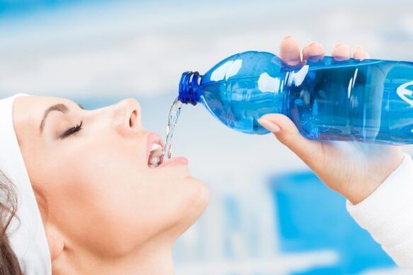 Voit päästä eroon 5 kilosta ylipainosta viikossa juomalla runsaasti vettä